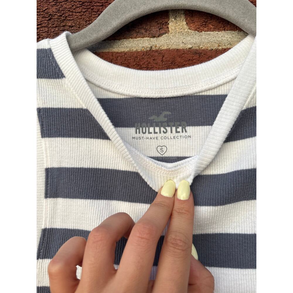 Hollister Ribbed Striped Tank Top Gray White Crop Sleeveless Women Size S - Picture 3 of 5